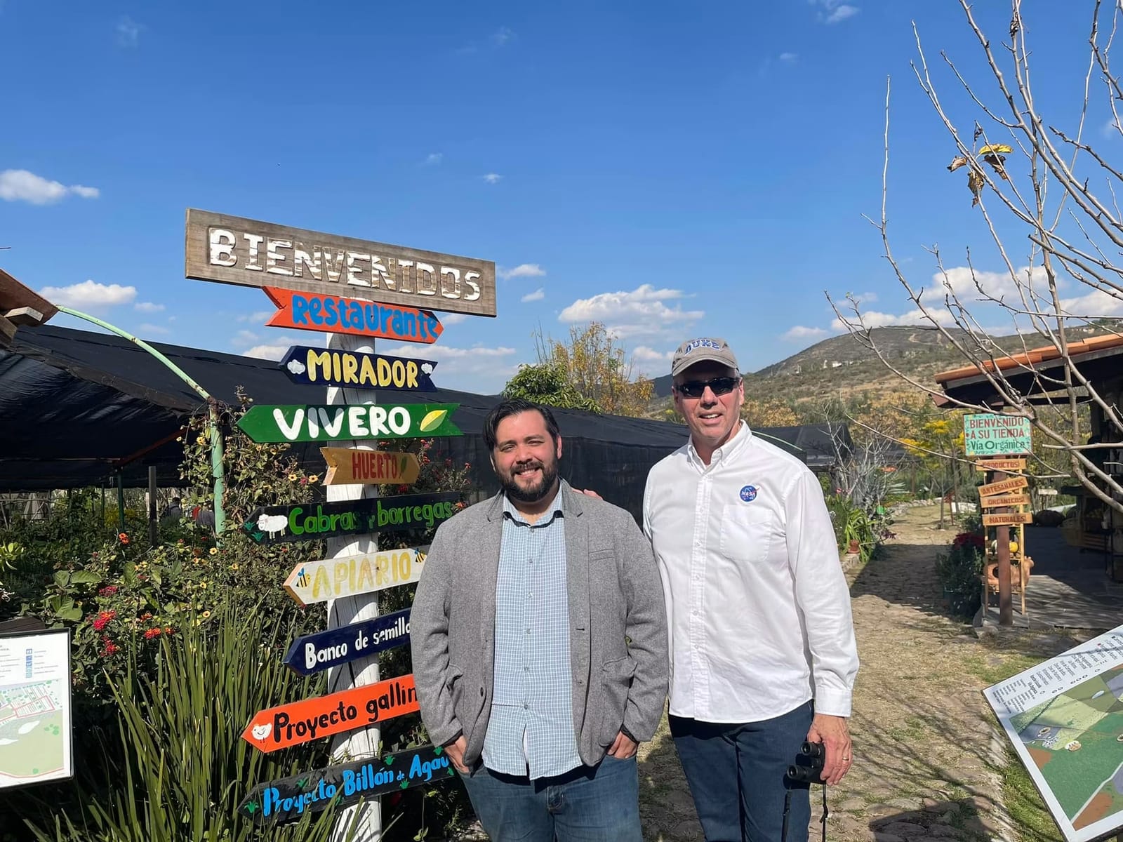 El Dr. Peter Griffith (NASA) y el equipo de Rubisco en Vía Orgánica, junto al tablero del Proyecto Billón de Agaves.