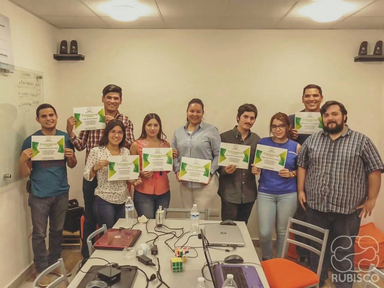Participantes y equipo de Rubisco al finalizar un curso de capacitación técnica en QGIS.