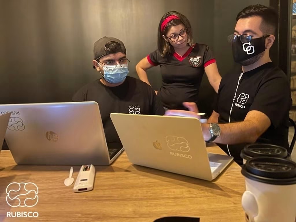 Equipo de Rubisco trabajando con computadoras en un proyecto de salud pública territorial.