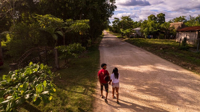 Equipo de salud pública coordinando una visita de campo