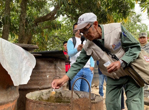 Técnico de salud recolectando muestras de una ovitrampa